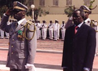 general pape khalilou falle et le ministre des forces arm&eacute;es